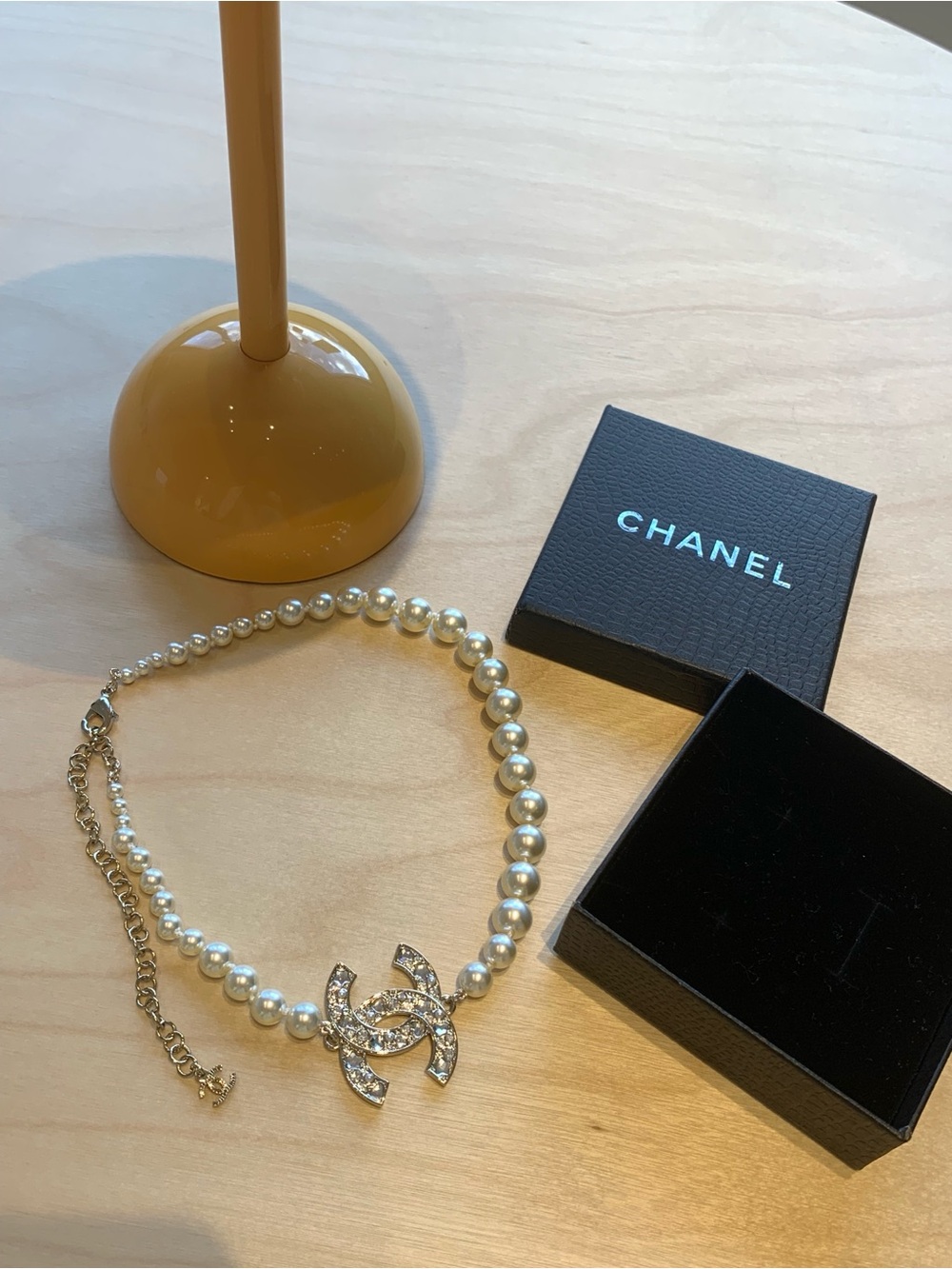 GoodCHANEL Pearl Necklace with Crystal CC Logo